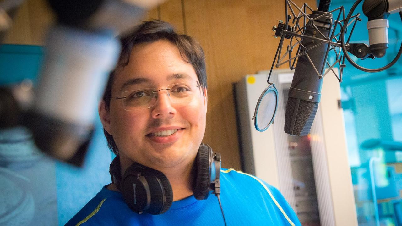 Der Medienjournalist Daniel Bouhs steht im einem Hörfunkstudio Der Medienjournalist Daniel Bouhs steht im einem Hörfunkstudio