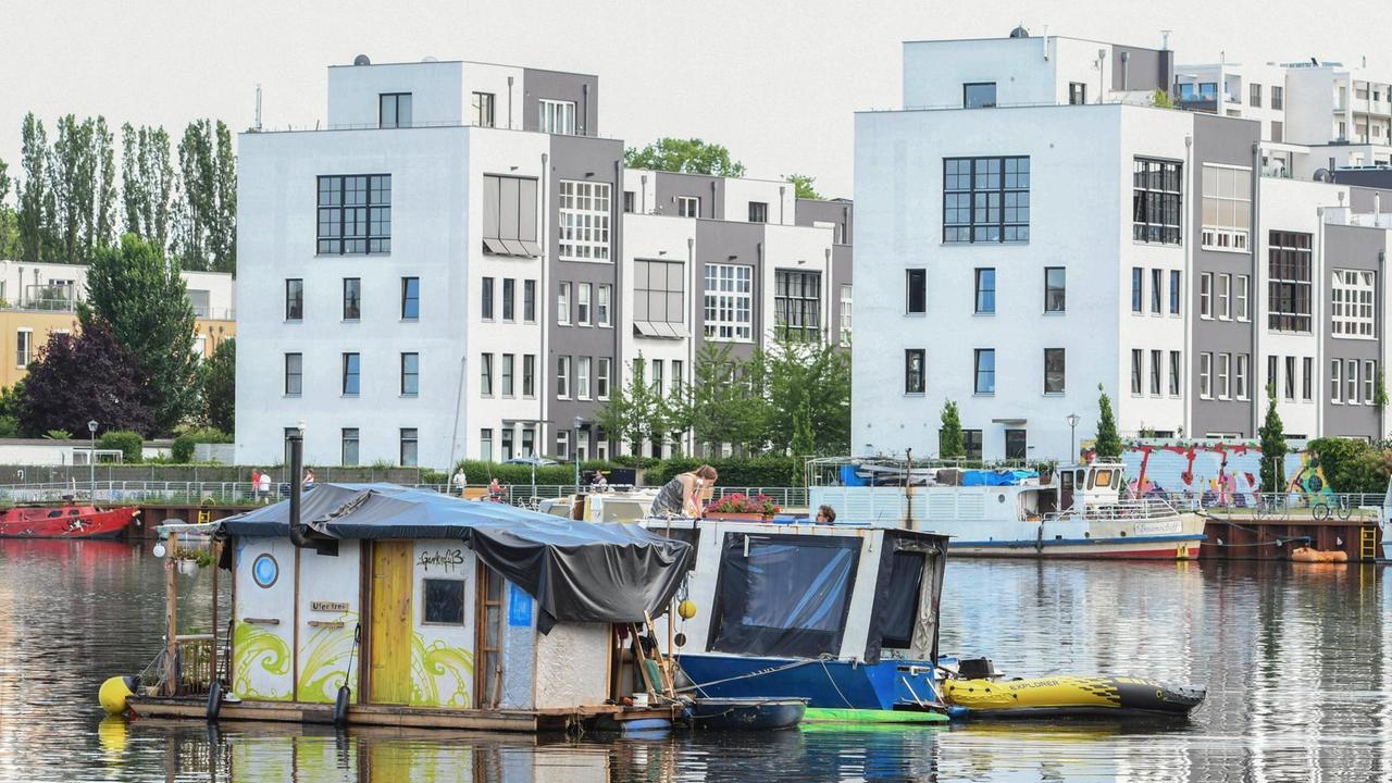 Hausboote in der Rummelsburger Bucht in Berlin. Am Ufer der Bucht entstehen neue Appartements. Hausboote in der Rummelsburger Bucht in Berlin. Am Ufer der Bucht entstehen neue Appartements.