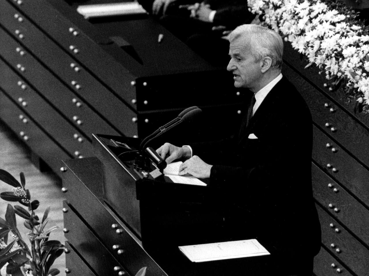 Richard von Weizsäcker 1985 bei seiner Rede am Pult des Bundestags in Bonn.