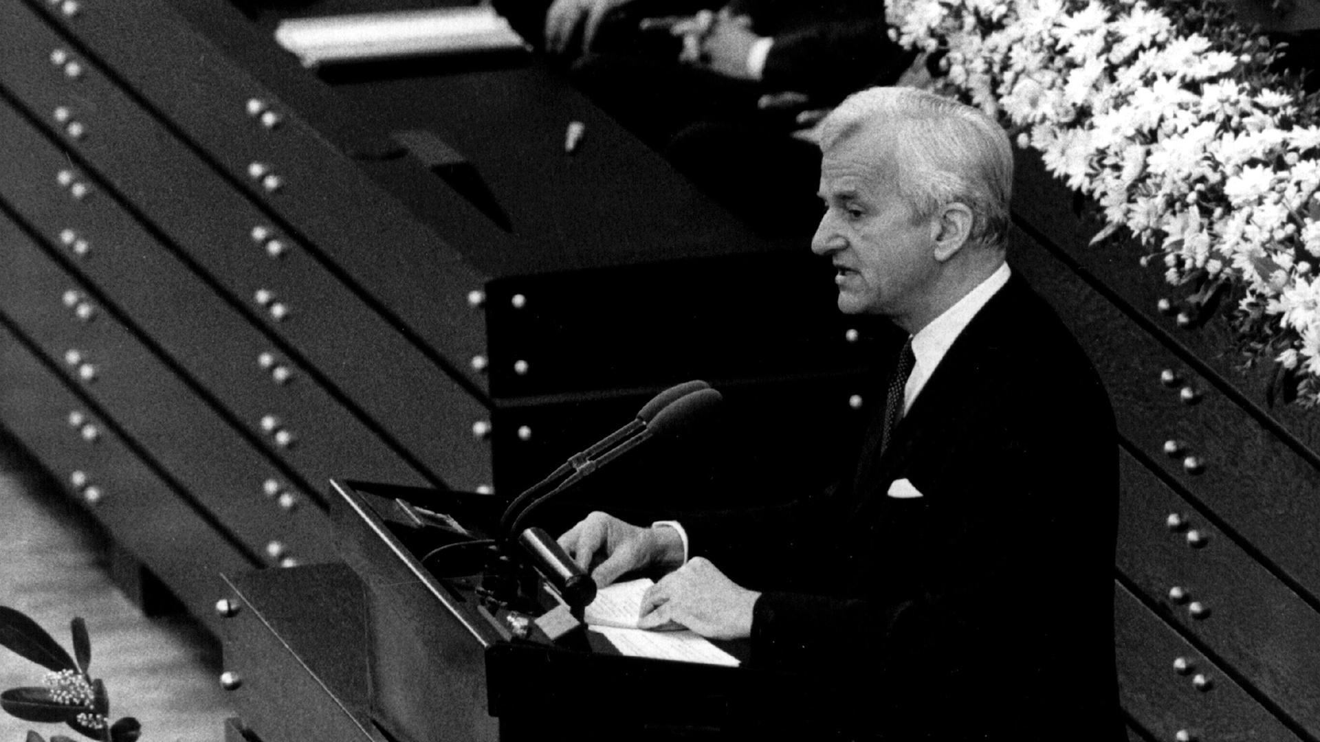 Richard von Weizsäcker 1985 bei seiner Rede am Pult des Bundestags in Bonn. Richard von Weizsäcker 1985 bei seiner Rede am Pult des Bundestags in Bonn.