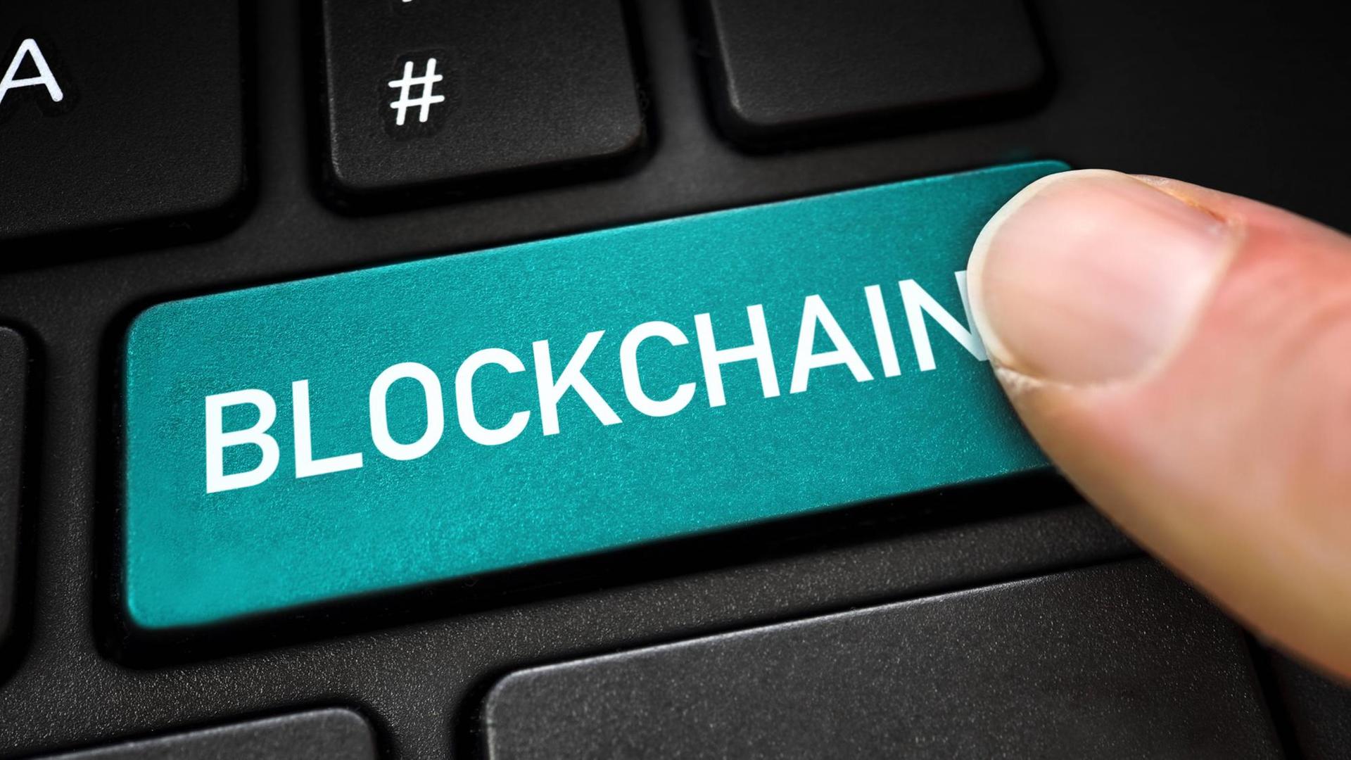 Computertaste mit der Aufschrift Blockchain Computertaste mit der Aufschrift Blockchain