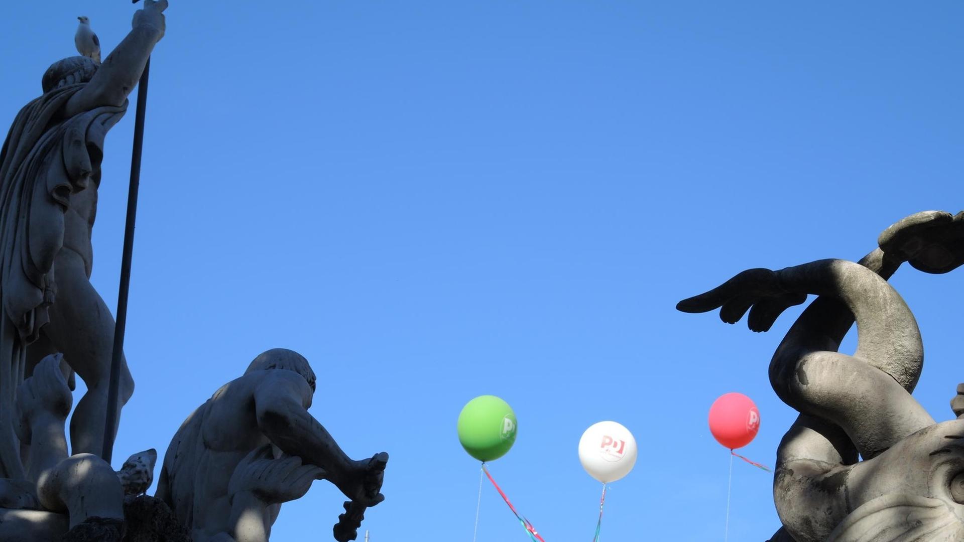 Luftballons in den Nationalfarben Italiens sind zwischen Statuen nahe der Piazza del Popolo in Rom (Italien) zu sehen. Luftballons in den Nationalfarben Italiens sind zwischen Statuen nahe der Piazza del Popolo in Rom (Italien) zu sehen.