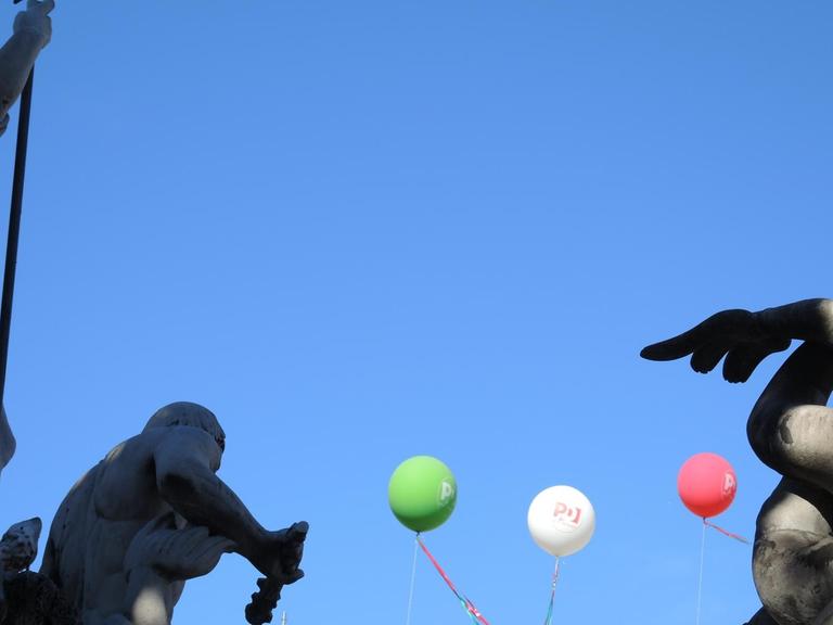 Luftballons in den Nationalfarben Italiens sind zwischen Statuen nahe der Piazza del Popolo in Rom (Italien) zu sehen.