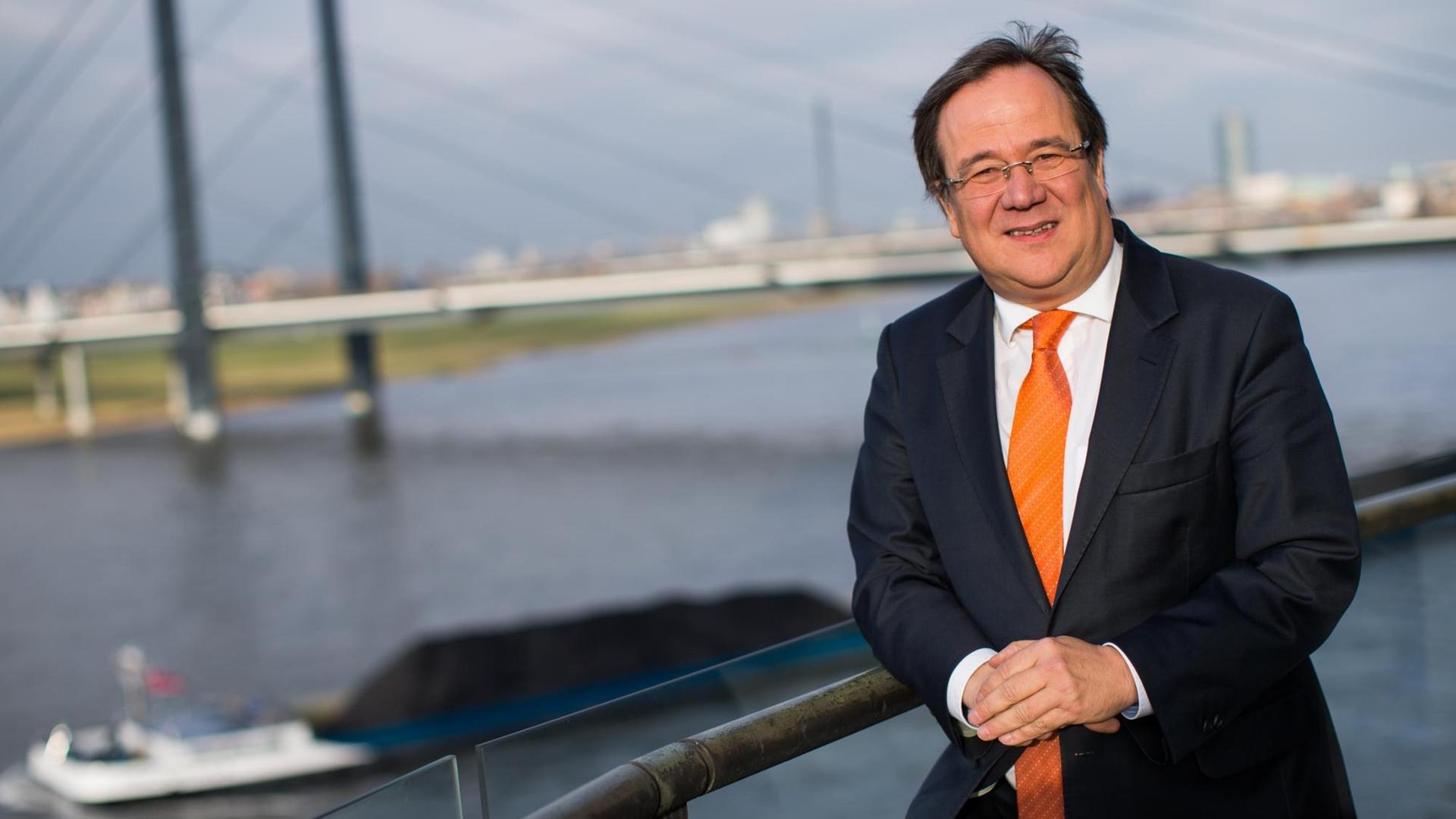 Der Vorsitzende der nordrhein-westfälischen CDU, Armin Laschet, 2015 auf einer Terrasse des Landtagsgebäudes in Düsseldorf. Der Vorsitzende der nordrhein-westfälischen CDU, Armin Laschet, 2015 auf einer Terrasse des Landtagsgebäudes in Düsseldorf.