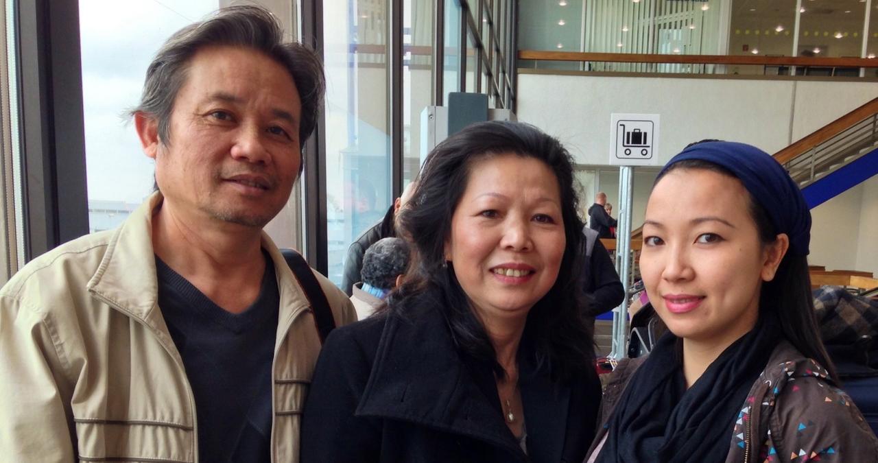 Thanh Thuy Luong (rechts außen) mit Vater und Mutter.