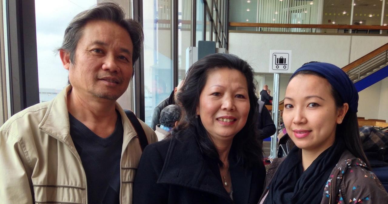 Thanh Thuy Luong (rechts außen) mit Vater und Mutter. Thanh Thuy Luong (rechts außen) mit Vater und Mutter.