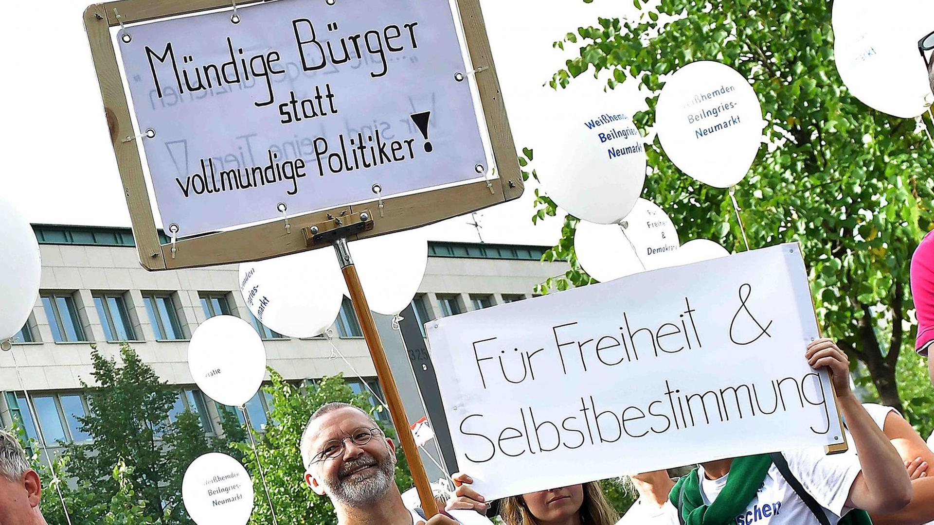 Demonstration gegen die aktuelle Coronapolitik. Das Foto zeigt Menschen, die gegen die Coronavirus-Auflagen demonstrieren. Sie tragen Plakate mit der Aufschrift "Mündige Bürger statt vollmundiger Politiker" und "Für Freiheit und Selbstbestimmung". Demonstration gegen die aktuelle Coronapolitik. Das Foto zeigt Menschen, die gegen die Coronavirus-Auflagen demonstrieren. Sie tragen Plakate mit der Aufschrift "Mündige Bürger statt vollmundiger Politiker" und "Für Freiheit und Selbstbestimmung".