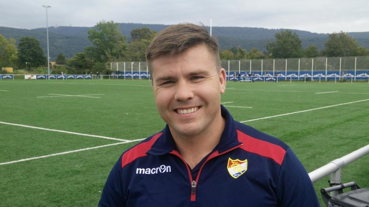 Dash Barber posiert lächelnd am Spielfeldrand. Dash Barber posiert lächelnd am Spielfeldrand.