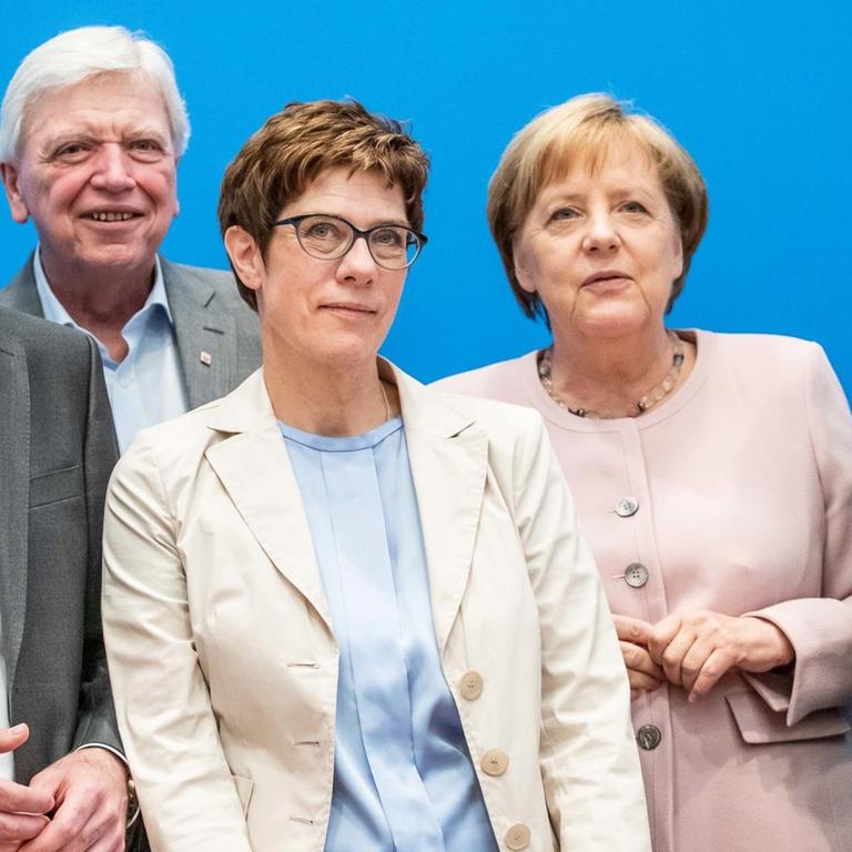 Manfred Weber, Spitzenkandidat der EVP für das Amt des EU-Kommissionspräsidenten, Hessens Ministerpräsident Volker Bouffier (CDU), Annegret Kramp-Karrenbauer, Bundesvorsitzende der CDU, Bundeskanzlerin Angela Merkel (CDU), und Nordrhein-Westfalens Armin Laschet (CDU).