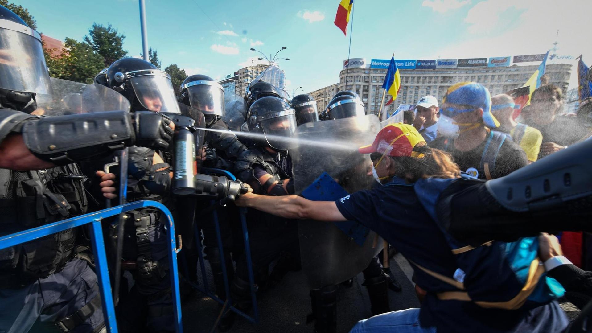 Die Polizei geht gegen Demonstranten in der Hauptstadt Bukarest vor Die Polizei geht gegen Demonstranten in der Hauptstadt Bukarest vor