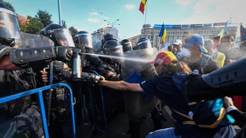 Die Polizei geht gegen Demonstranten in der Hauptstadt Bukarest vor