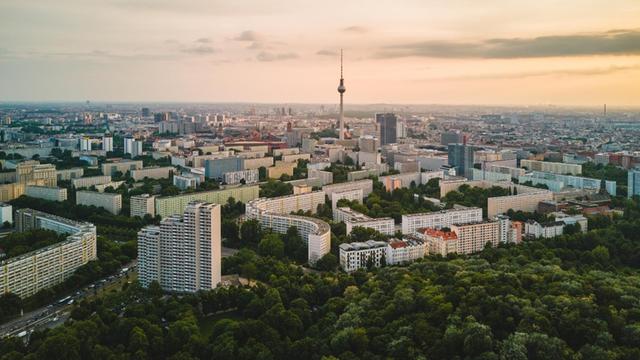 Sonnenaufgang im Morgengrauen über dem Volkspark Friedrichshain am 16.05.2018 in Berlin.