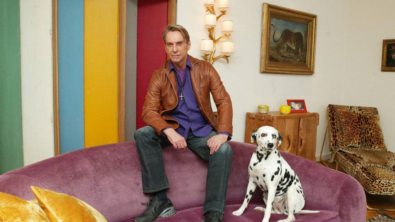 Porträt von Wolfgang Joop in seiner Villa Wunderkind in Potsdam. Er sitzt auf der Lehne eines rosa farbenen Sofa zusammen mit seinem Dalmatiner Hund. Porträt von Wolfgang Joop in seiner Villa Wunderkind in Potsdam. Er sitzt auf der Lehne eines rosa farbenen Sofa zusammen mit seinem Dalmatiner Hund.