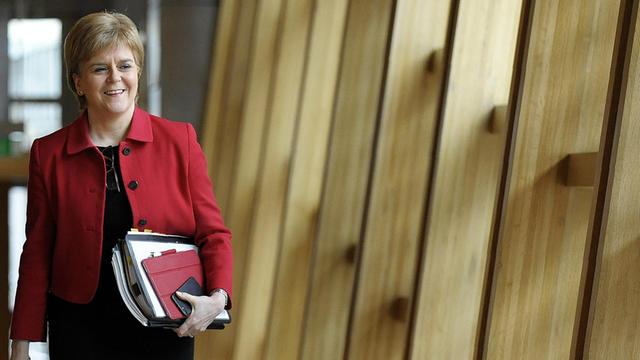 Schottlands Erste Ministerin Nicola Sturgeon geht ins Parlament in Edinburgh vor der Abstimmung über ein zweites Unabhängigkeitsreferendum.
