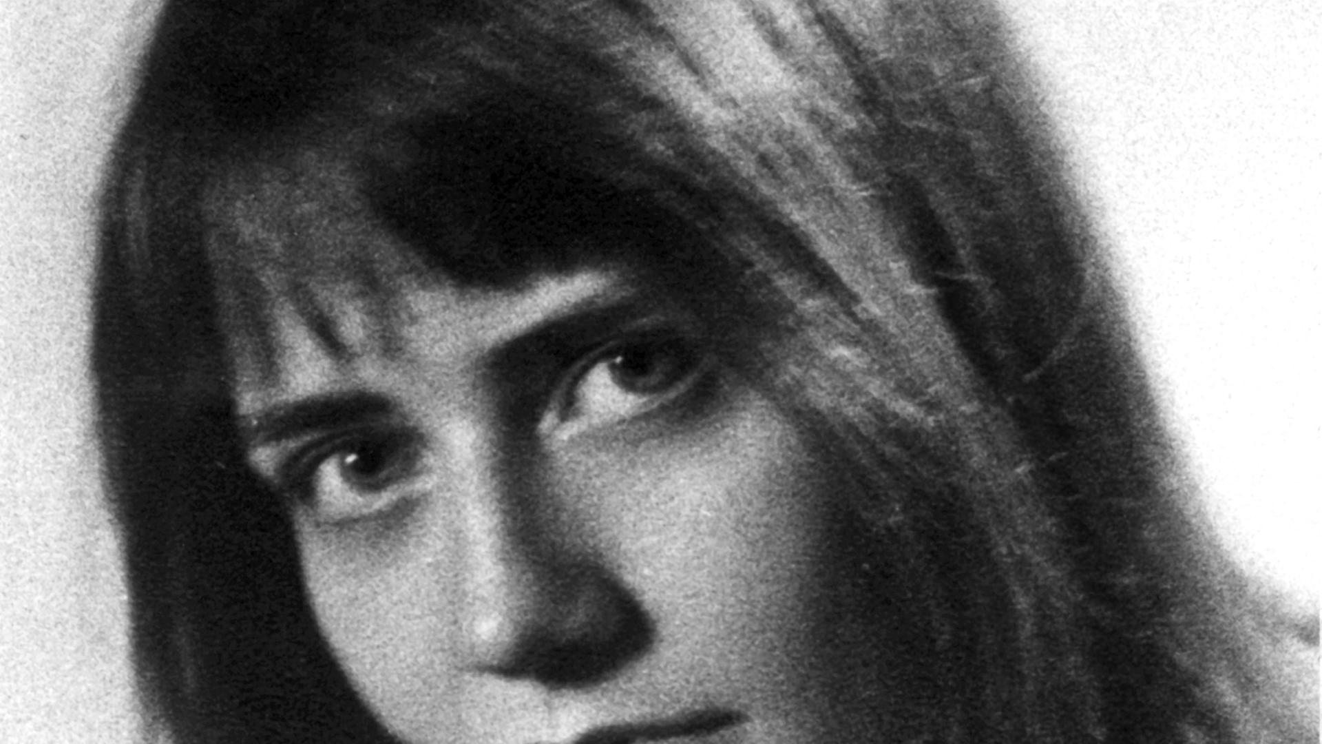 Undatiertes Porträt von Elisabeth Käsemann, Tochter des bekannten Tübinger Theologieprofessors Ernst Käsemann. Die 30 Jahre alte Soziologin Elisabeth Käsemann soll am 24. Mai 1977 in Argentinien bei einem Schußwechsel zwischen Montonero-Untergrundkämpfern und argentinischen Sicherheitskräften erschossen worden sein. Anderen Angaben zufolge sei die Frau bereits im März verhaftet, identifiziert und auf eine Polizeiwache gebracht worden. Dort sei sie mit 15 anderen Untergrundkämpfern kaltblütig erschossen worden. Undatiertes Porträt von Elisabeth Käsemann, Tochter des bekannten Tübinger Theologieprofessors Ernst Käsemann. Die 30 Jahre alte Soziologin Elisabeth Käsemann soll am 24. Mai 1977 in Argentinien bei einem Schußwechsel zwischen Montonero-Untergrundkämpfern und argentinischen Sicherheitskräften erschossen worden sein. Anderen Angaben zufolge sei die Frau bereits im März verhaftet, identifiziert und auf eine Polizeiwache gebracht worden. Dort sei sie mit 15 anderen Untergrundkämpfern kaltblütig erschossen worden.