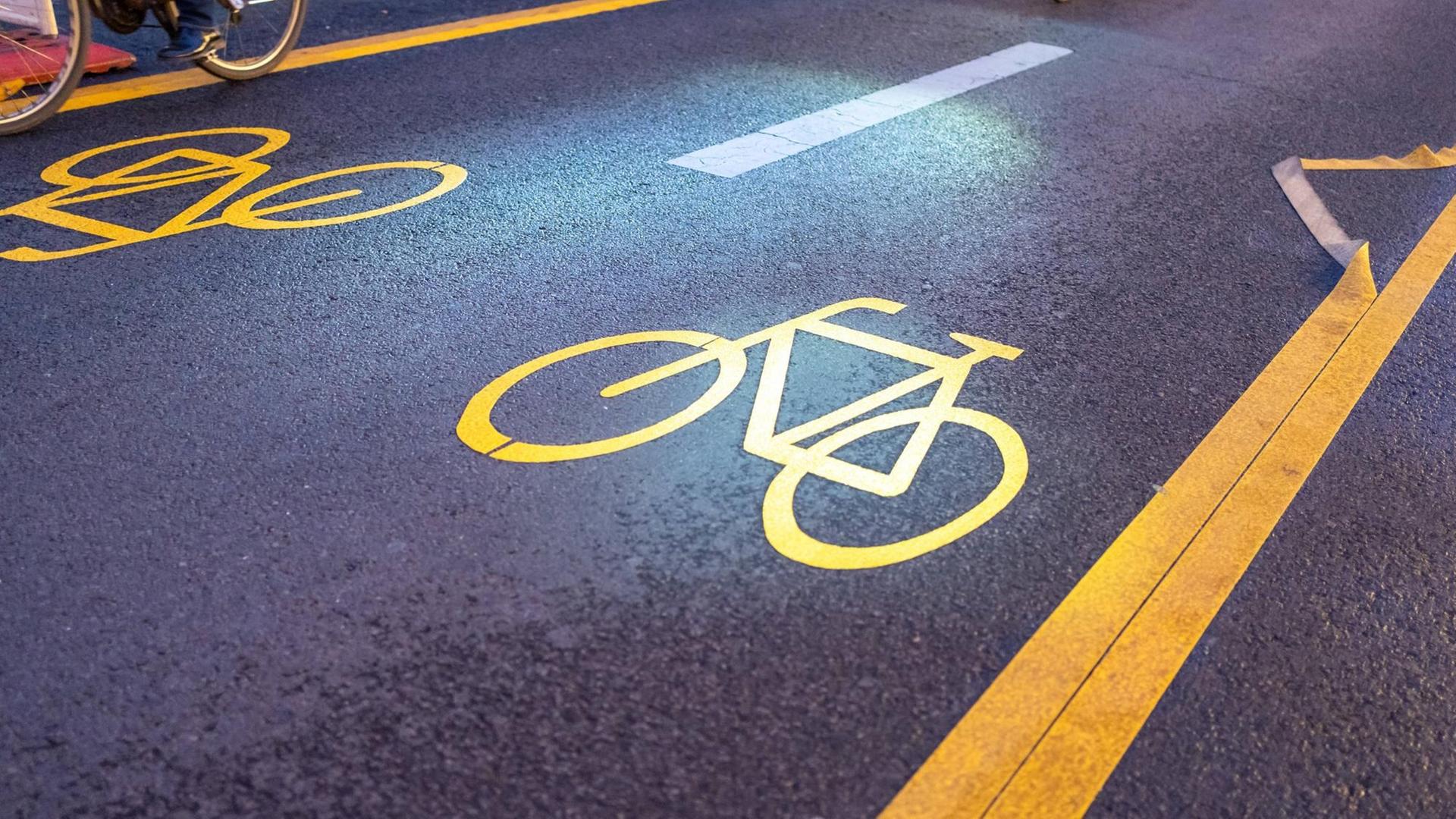 Radwegmarkierungen auf dem Asphalt der autofreien Friedrichstraße in Berlin. Radwegmarkierungen auf dem Asphalt der autofreien Friedrichstraße in Berlin.