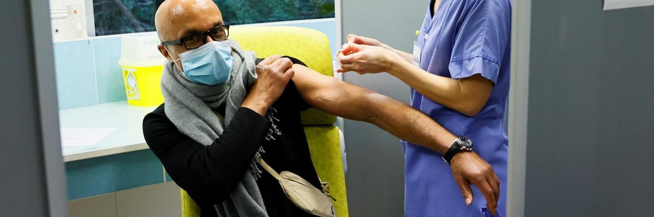 Ein Mitglied des medizinischen Personals impft einen Mann mit dem Impfstoff von Astrazeneca in der South Ile-de-France Hospital Group in Melun am Stadtrand von Paris.