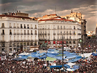 Die Proteste auf der Madrider Puerta del Sol gehen auch nach den Wahlen weiter.
