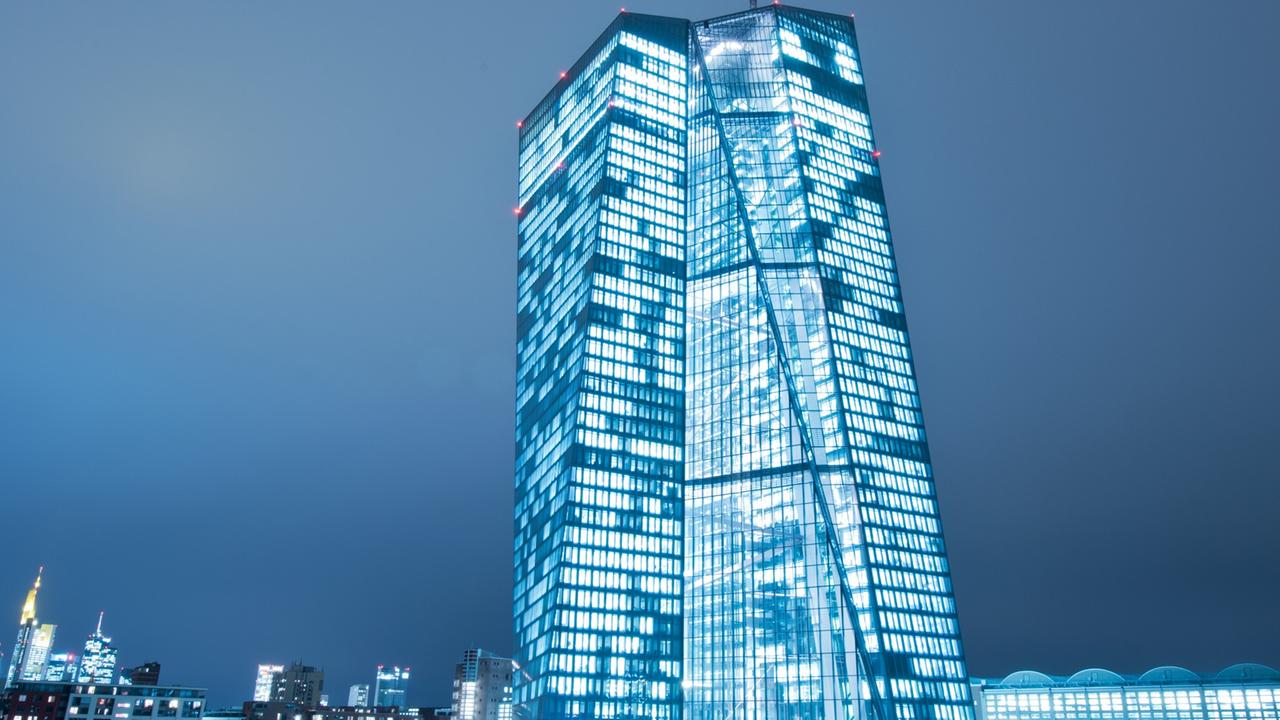 Im letzten Licht des Tages überragt der Neubau der Europäischen Zentralbank (EZB) in Frankfurt am Main (Hessen) am 12.01.2015 die Bankenskyline der Mainmetropole. Im letzten Licht des Tages überragt der Neubau der Europäischen Zentralbank (EZB) in Frankfurt am Main (Hessen) am 12.01.2015 die Bankenskyline der Mainmetropole.