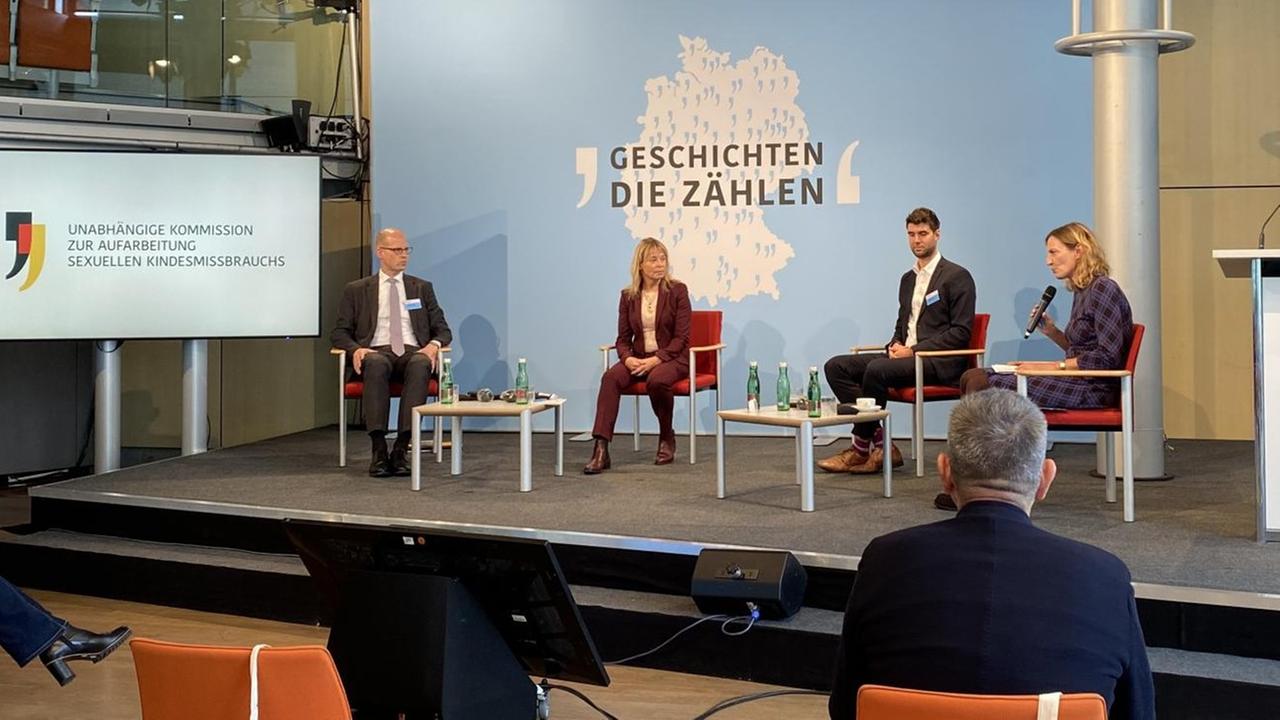 Auf dem Bild sitzen Fach-Leute, die sich mit sexueller Gewalt im Sport beschäftigen. Auf dem Bild sitzen Fach-Leute, die sich mit sexueller Gewalt im Sport beschäftigen.