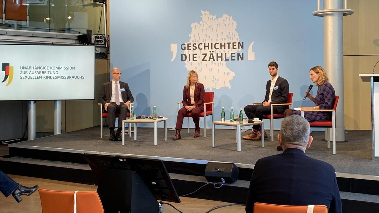 Petra Tzschoppe (Mitte) und Maximilian Klein (2.v.r) diskutieren beim Hearing im Oktober mögliche Lösungen.