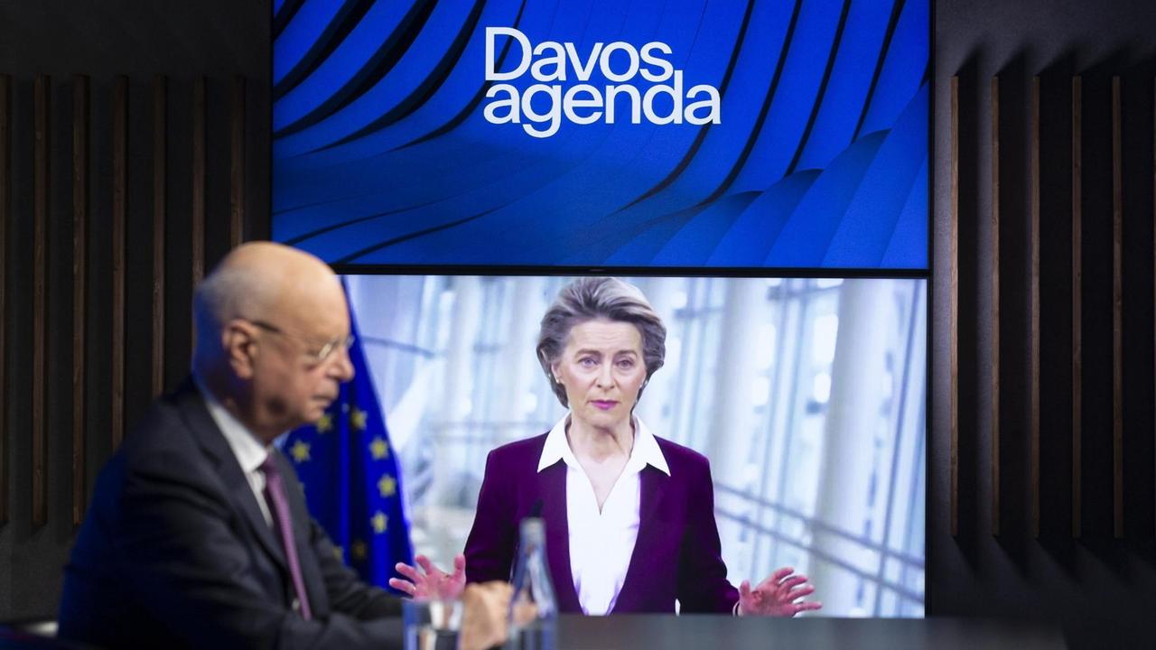 Schweiz, Cologny: Klaus Schwab (l), Gründer und Vorstandsvorsitzender des Weltwirtschaftsforums (WEF), hört Ursula von der Leyen (CDU), Präsidentin der Europäischen Kommission, zu während einer Videokonferenz bei der Davos Agenda in Cologny. 