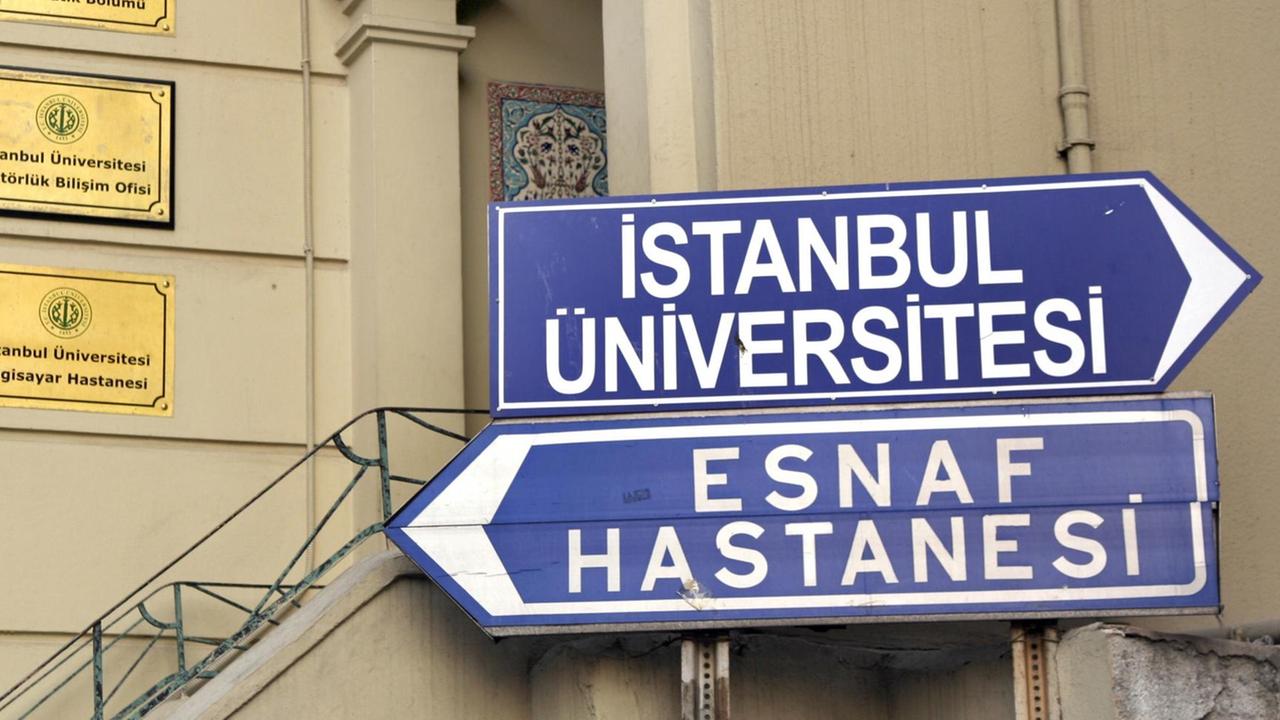 Wegweiser zur Universität und zum Universitätsklinikum in Istanbul, aufgenommen am 31.12.2006. Wegweiser zur Universität und zum Universitätsklinikum in Istanbul, aufgenommen am 31.12.2006.