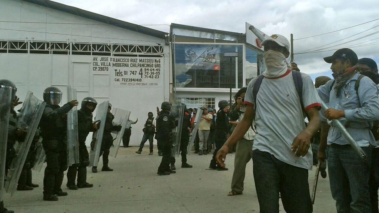 Nach dem mutmaßlichen Mord an Dutzenden Studenten dauern in Mexiko Proteste an, hier in der Provinzhauptstadt Chilpancingo. Nach dem mutmaßlichen Mord an Dutzenden Studenten dauern in Mexiko Proteste an, hier in der Provinzhauptstadt Chilpancingo.