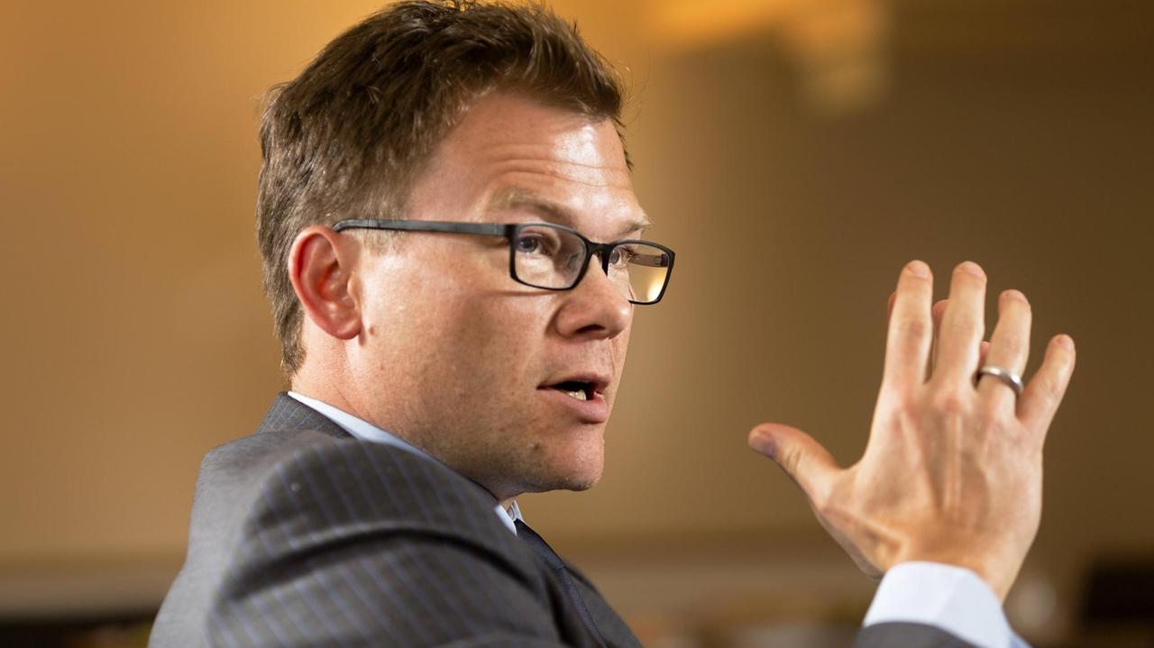 SPD-Bundestags-Mitglied Carsten Schneider diskutiert während eines Streitgesprächs. SPD-Bundestags-Mitglied Carsten Schneider diskutiert während eines Streitgesprächs.