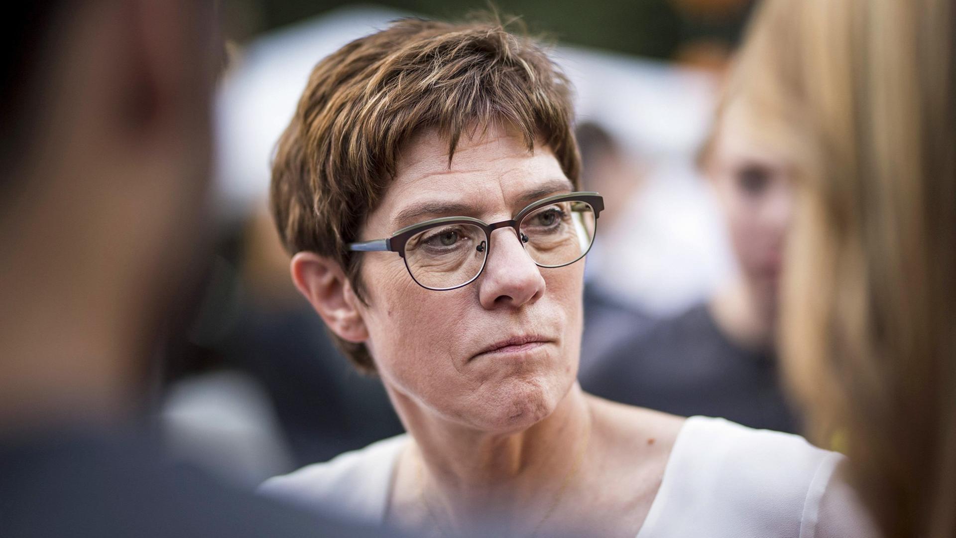 Porträtaufnahme von Annegret Kramp-Karrenbauer blickt mit ernster Miene. Porträtaufnahme von Annegret Kramp-Karrenbauer blickt mit ernster Miene.