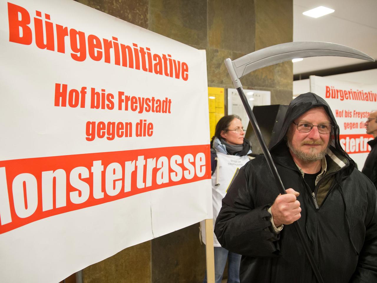 Gegner einer geplanten Stromautobahn protestieren in Nürnberg am Rande einer Info-Veranstaltung des Betreibers Amprion. Gegner einer geplanten Stromautobahn protestieren in Nürnberg am Rande einer Info-Veranstaltung des Betreibers Amprion.