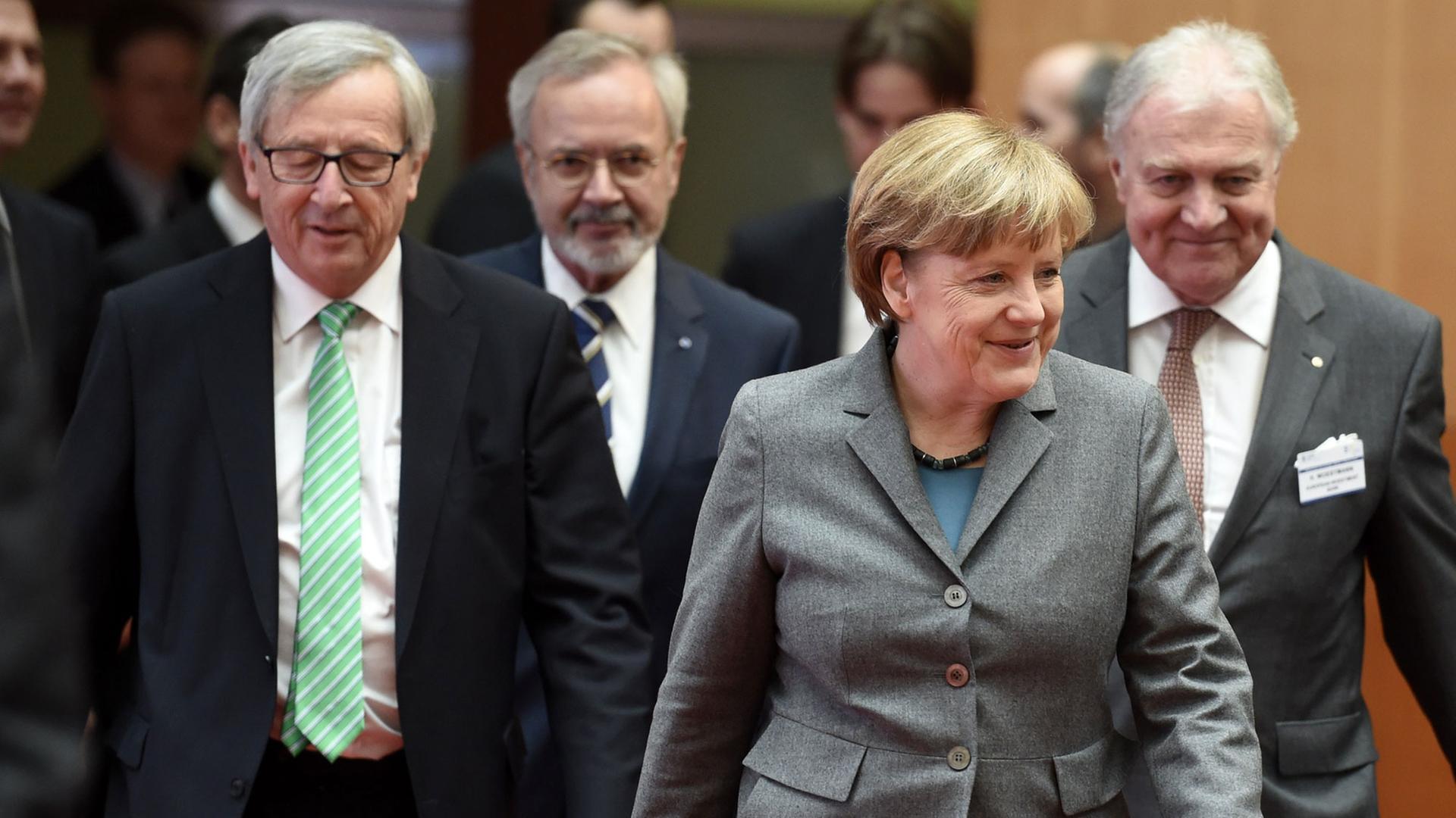 EU-Kommissionspräsident Jean-Claude Juncker, EIB-Präsident Werner Hoyer und Bundeskanzlerin Angela Merkel. EU-Kommissionspräsident Jean-Claude Juncker, EIB-Präsident Werner Hoyer und Bundeskanzlerin Angela Merkel.