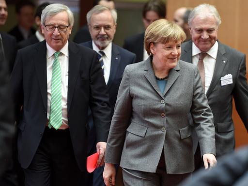 EU-Kommissionspräsident Jean-Claude Juncker, EIB-Präsident Werner Hoyer und Bundeskanzlerin Angela Merkel.