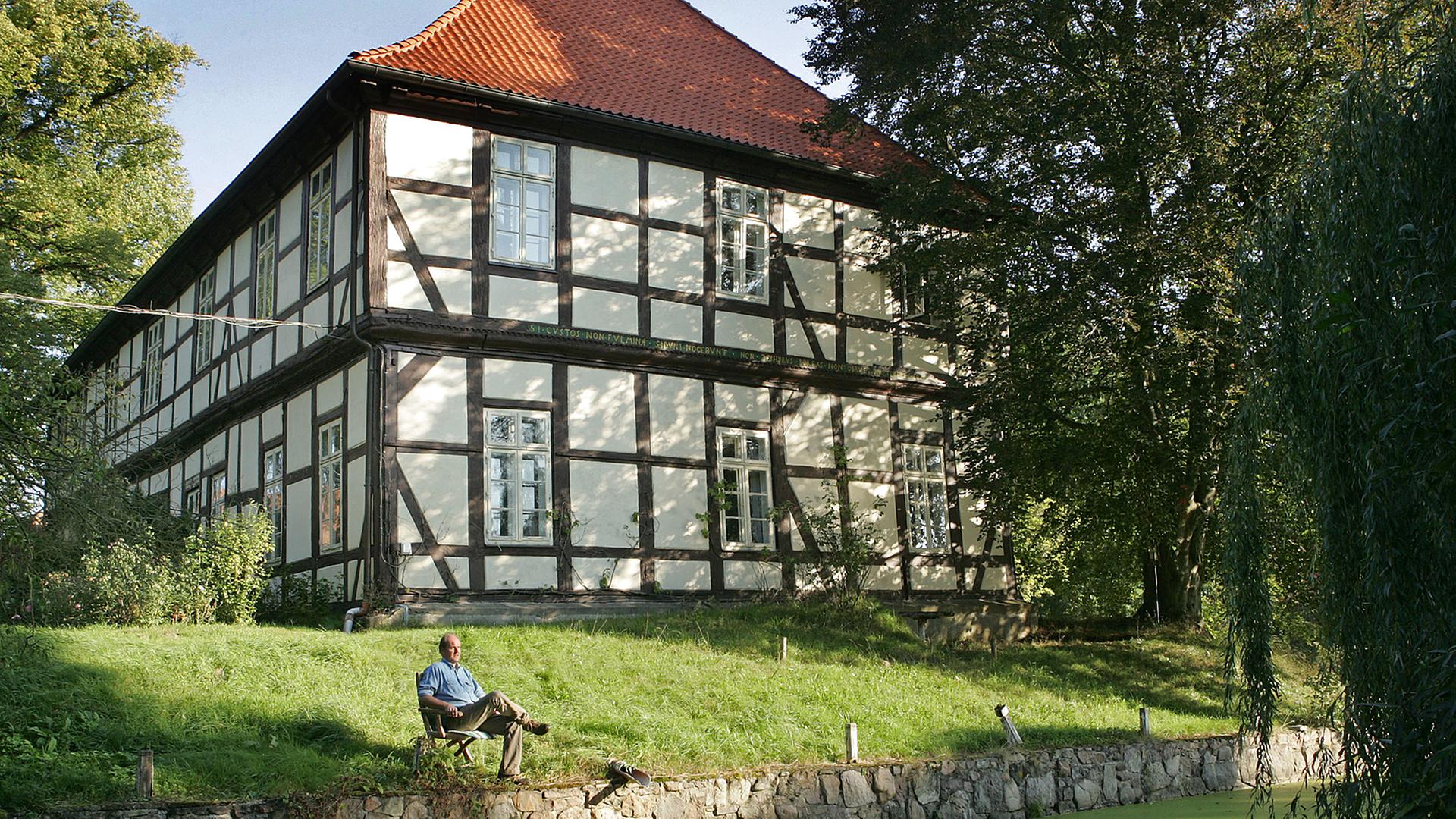 Christian von Estorff sitzt vor dem Herrenhaus des Ritterguts Barnstedt in Barnstedt (Kreis Lüneburg). Christian von Estorff sitzt vor dem Herrenhaus des Ritterguts Barnstedt in Barnstedt (Kreis Lüneburg).