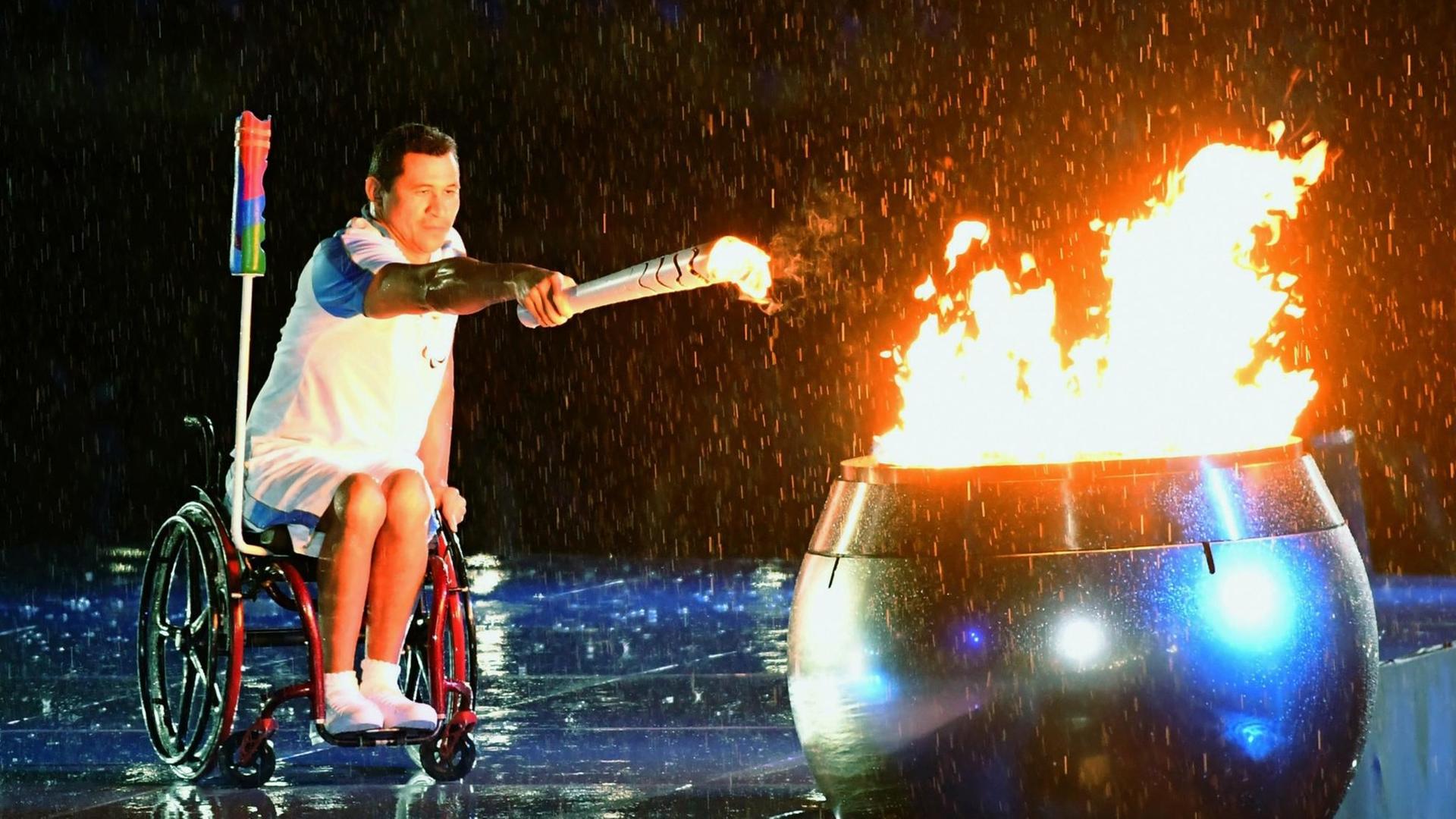 Der brasilianische Schwimmer Clodoaldo Silva entzündet als letzter Fackeltgräger das Feuer bei der Eröffnung der Paralympics im Stadion Maracana. Der brasilianische Schwimmer Clodoaldo Silva entzündet als letzter Fackeltgräger das Feuer bei der Eröffnung der Paralympics im Stadion Maracana.