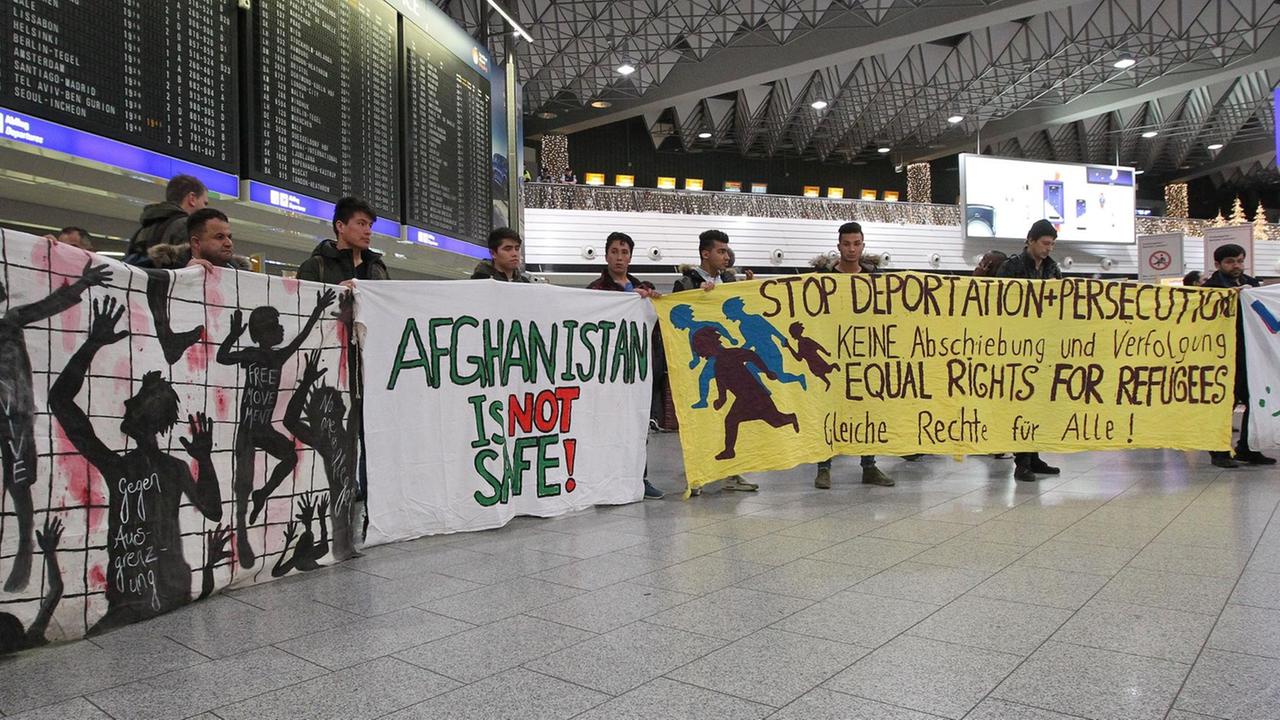 Sie sehen Demonstranten, die in Frankfurt am Main gegen die Abschiebung von Afghanen protestieren. Auf einem der Transparente steht "Afghanistan is not safe". Sie sehen Demonstranten, die in Frankfurt am Main gegen die Abschiebung von Afghanen protestieren. Auf einem der Transparente steht "Afghanistan is not safe".