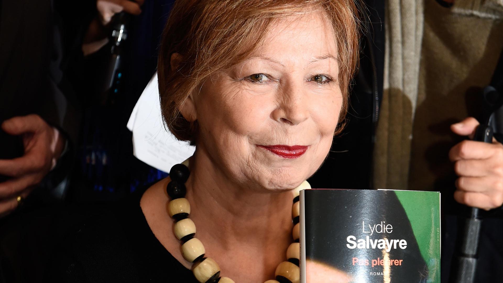 Die französische Schriftstellerin Lydie Salvayre mit einem Exemplar ihres Romans "Pas pleurer", für den sie den Prix Goncourt 2014 erhalten hat, aufgenommen am 5.11.2014. Die französische Schriftstellerin Lydie Salvayre mit einem Exemplar ihres Romans "Pas pleurer", für den sie den Prix Goncourt 2014 erhalten hat, aufgenommen am 5.11.2014.