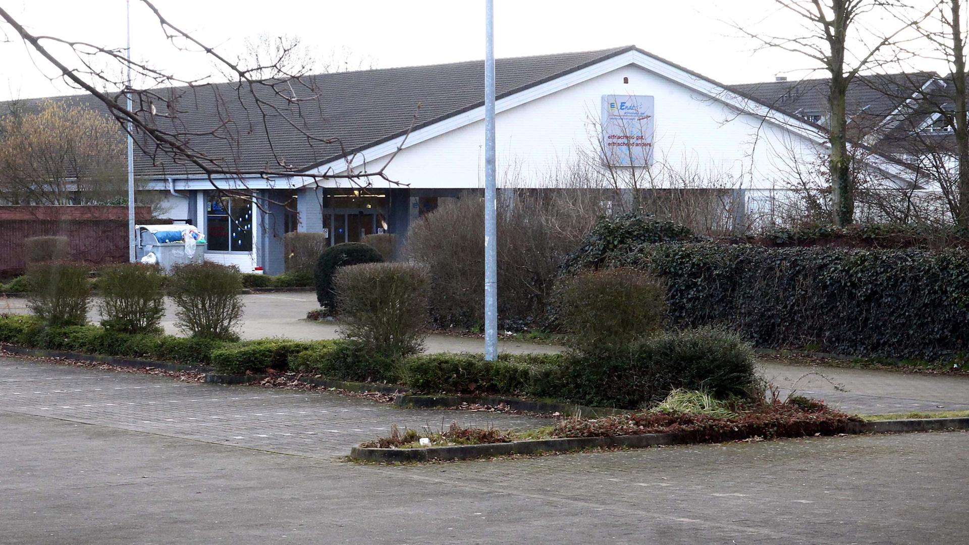 In diesem Gebäude eines ehemaligen Discounters in Mönchengladbach sind nun Asylbewerber untergebracht. In diesem Gebäude eines ehemaligen Discounters in Mönchengladbach sind nun Asylbewerber untergebracht.