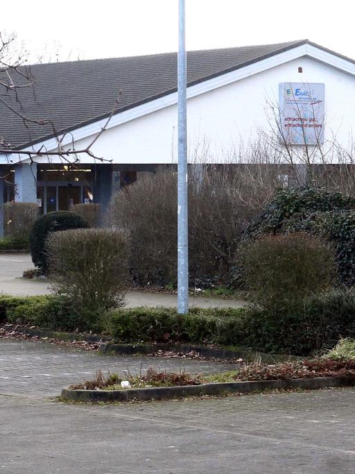 In diesem Gebäude eines ehemaligen Discounters in Mönchengladbach sind nun Asylbewerber untergebracht.