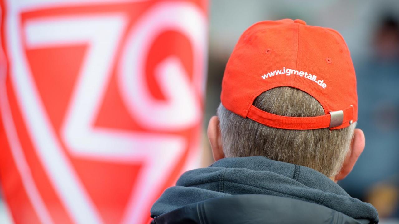 Ein Mann trägt am 10.01.2018 in Homburg (Saarland) bei einem Warnstreik am Werk der Firma Bosch eine Mütze mit der Aufschrift IG Metall. Mit Warnstreiks will die Gewerkschaft den Druck im Tarifstreit der Metall- und Elektroindustrie erhöhen. Foto: Oliver Dietze/dpa | Verwendung weltweit Ein Mann trägt am 10.01.2018 in Homburg (Saarland) bei einem Warnstreik am Werk der Firma Bosch eine Mütze mit der Aufschrift IG Metall. Mit Warnstreiks will die Gewerkschaft den Druck im Tarifstreit der Metall- und Elektroindustrie erhöhen. Foto: Oliver Dietze/dpa | Verwendung weltweit