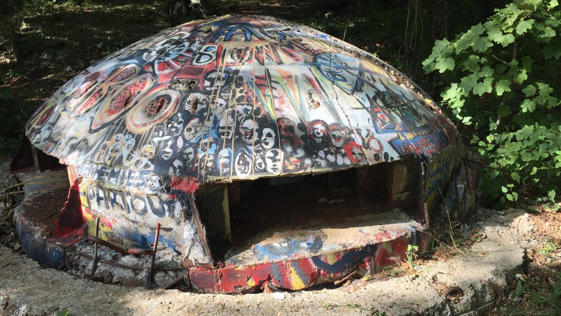 Ein Bunker aus der Hoxha-Zeit Ein Bunker aus der Hoxha-Zeit