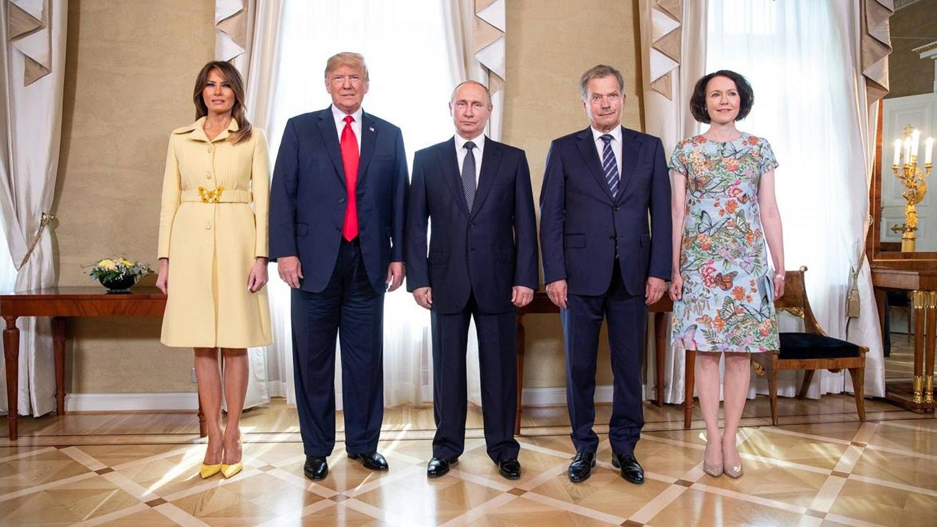 Präsident Wladimir Putin, Mitte, steht mit US-Präsident Donald Trump, First Lady Melania Trump, links, und dem finnischen Präsidenten Sauli Niinisto und seiner Frau Jenni Elina Haukio zu Beginn eines Gipfeltreffens im Präsidentenpalast in Helsinki Präsident Wladimir Putin, Mitte, steht mit US-Präsident Donald Trump, First Lady Melania Trump, links, und dem finnischen Präsidenten Sauli Niinisto und seiner Frau Jenni Elina Haukio zu Beginn eines Gipfeltreffens im Präsidentenpalast in Helsinki