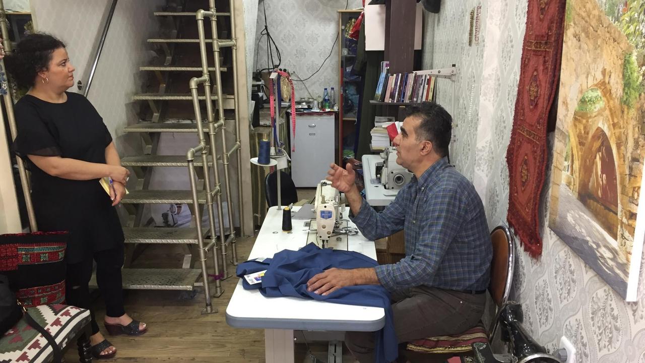 Der Schneider Issa Qawasmeh in seiner Werkstatt in Jerusalem.