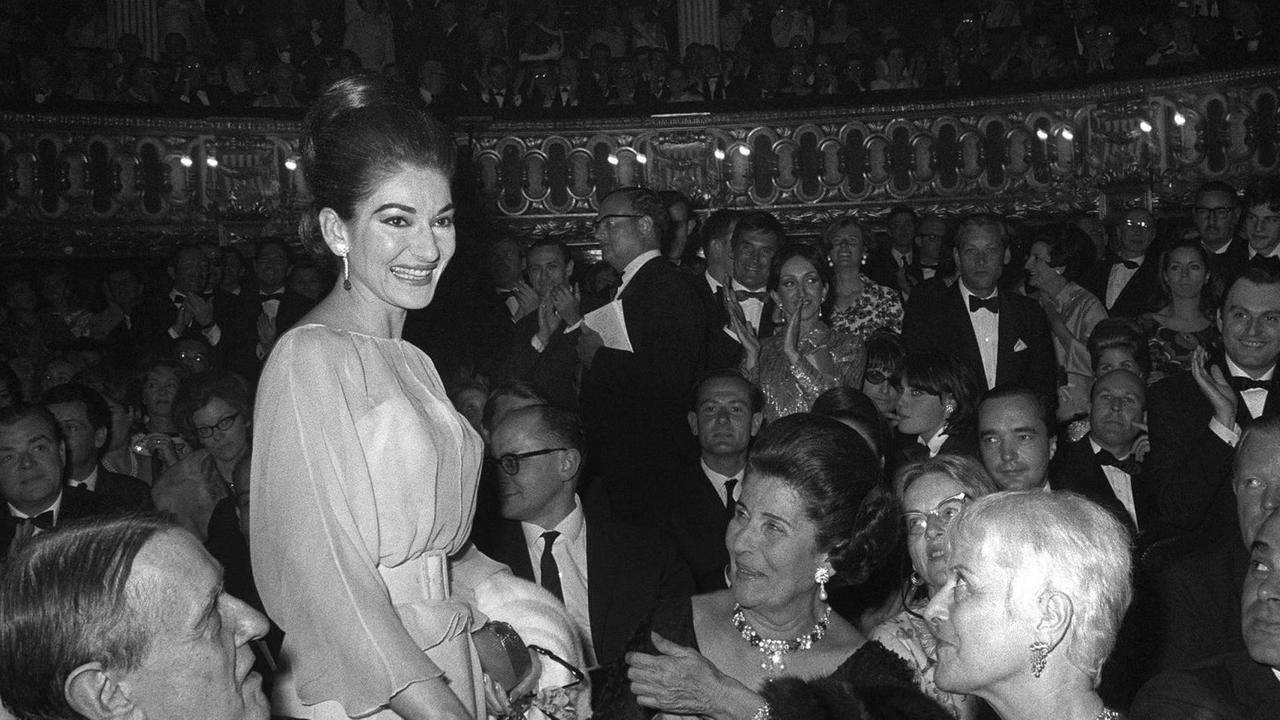 Maria Callas bei derPremiere "Barbier von Sevilla" in Paris am Odeon Theater am 5.1.1966. Maria Callas bei derPremiere "Barbier von Sevilla" in Paris am Odeon Theater am 5.1.1966.