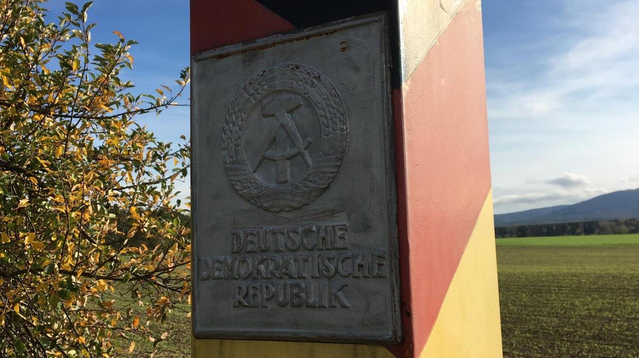 An der Grenze zwischen Niedersachsen und Sachsen-Anhalt erinnert nur noch eine Grenzsäule und eine Erinnerungstafel an die frühere innerdeutsche Grenze An der Grenze zwischen Niedersachsen und Sachsen-Anhalt erinnert nur noch eine Grenzsäule und eine Erinnerungstafel an die frühere innerdeutsche Grenze
