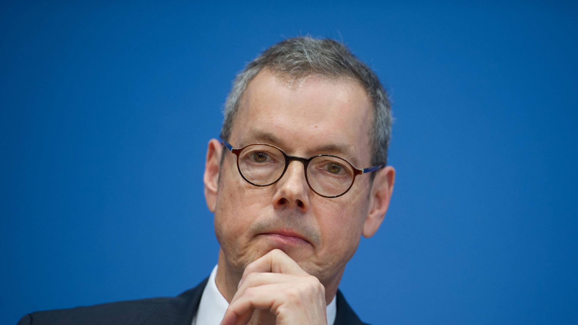 Peter Bofinger, Ökonom und Professor für Volkswirtschaftslehre und Mitglied des Sachverständigenrates zur Begutachtung der gesamtwirtschaftlichen Entwicklung auf einer Pressekonferenz in Berlin Peter Bofinger, Ökonom und Professor für Volkswirtschaftslehre und Mitglied des Sachverständigenrates zur Begutachtung der gesamtwirtschaftlichen Entwicklung auf einer Pressekonferenz in Berlin