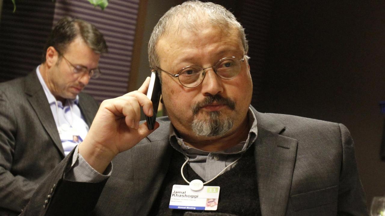 Der Journalist Jamal Khashoggi hält sich mit der rechten Hand ein Handy an das Ohr. Der Journalist Jamal Khashoggi hält sich mit der rechten Hand ein Handy an das Ohr.