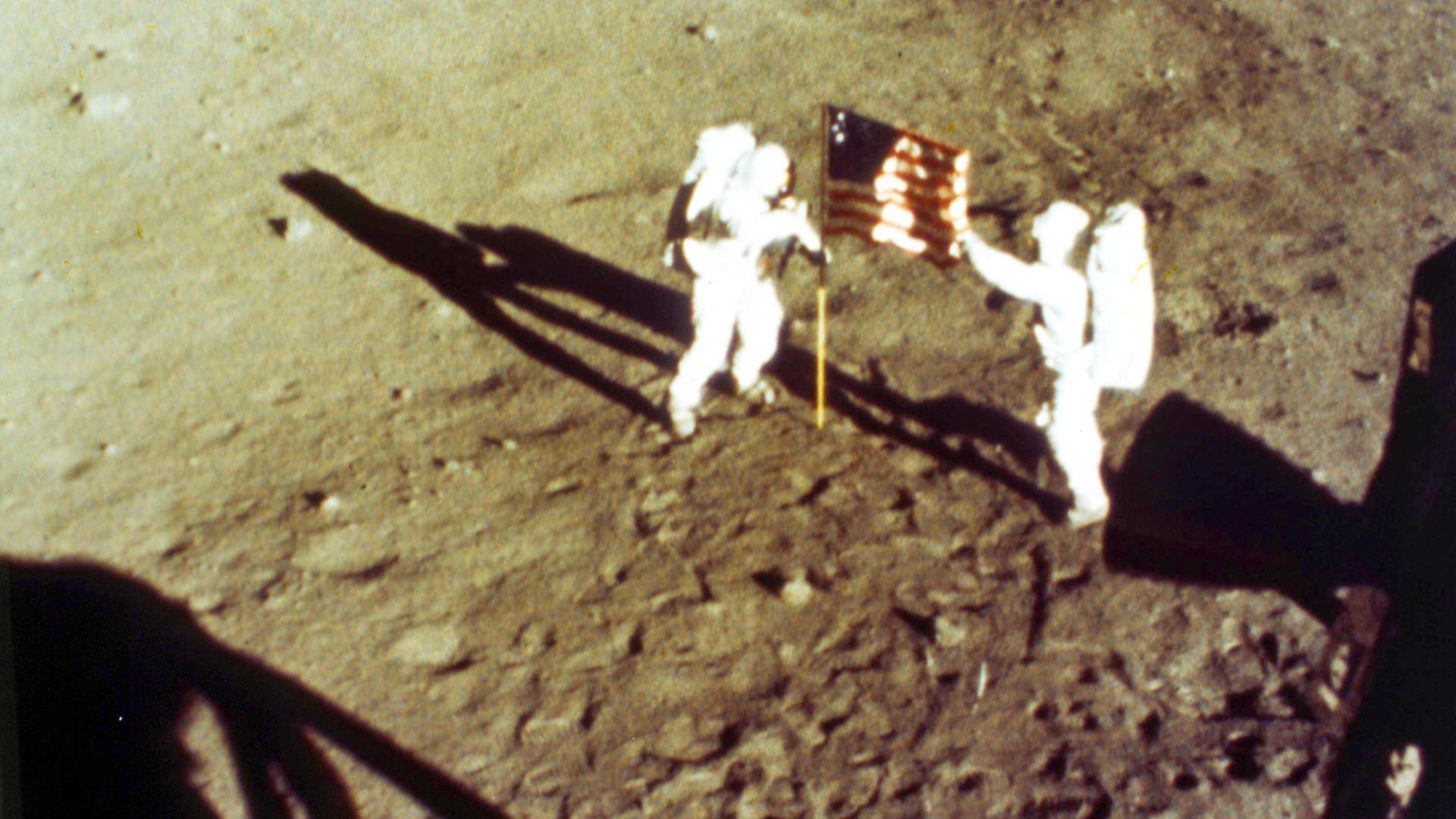Neil Armstrong mit seinem Kollegen Buzz Aldrin am 20. Juli 1969. Neil Armstrong mit seinem Kollegen Buzz Aldrin am 20. Juli 1969.