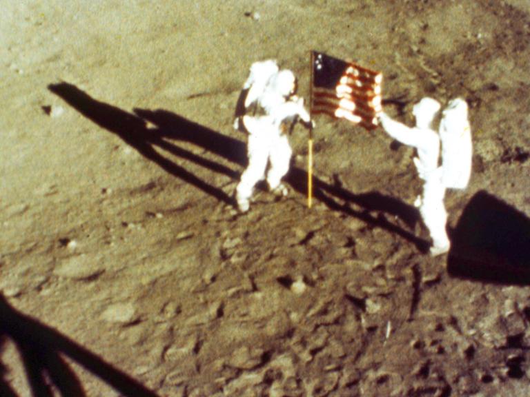 Neil Armstrong mit seinem Kollegen Buzz Aldrin am 20. Juli 1969.