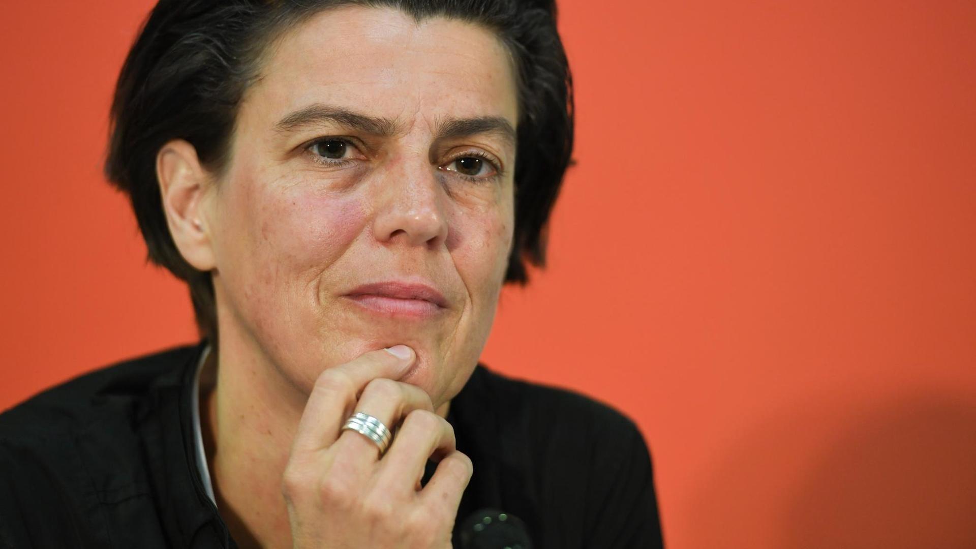 Die Publizistin und Philosophin Carolin Emcke blickt am 21.10.2016 während einer Pressekonferenz auf der Buchmesse in Frankfurt am Main (Hessen) in die Runde. Am 23.10.2016 wird sie in der Frankfurter Paulskirche mit dem Friedenspreis des Deutschen Buchhandels ausgezeichnet. Die Publizistin und Philosophin Carolin Emcke blickt am 21.10.2016 während einer Pressekonferenz auf der Buchmesse in Frankfurt am Main (Hessen) in die Runde. Am 23.10.2016 wird sie in der Frankfurter Paulskirche mit dem Friedenspreis des Deutschen Buchhandels ausgezeichnet.